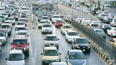 النشرة المرورية.. تباطؤ بحركة سير السيارات بشوارع القاهرة والجيزة