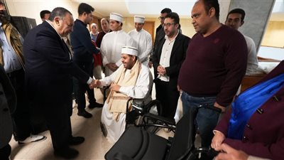 محافظ أسيوط يدعم واحد من ذوي الهمم بكرسي كهربائي متحرك 