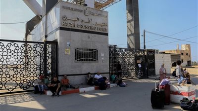 معبر رفح يستقبل دفعة من العائدين لقطاع غزة.. وسط استمرار قصف الاحتلال