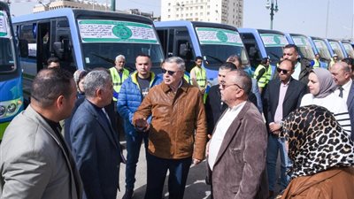 محافظ الإسكندرية يتفقد 153وسيلة نقل بديلة لترام الرمل بينها 15 أتوبيسًا