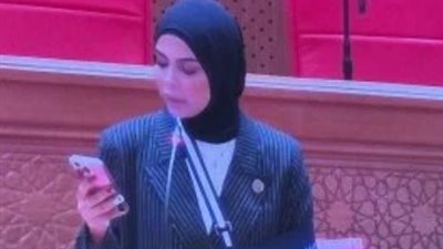 في أول ظهور لها بعد إصابتها..أصغر نائبة في النواب تشارك فى أولى الجلسات