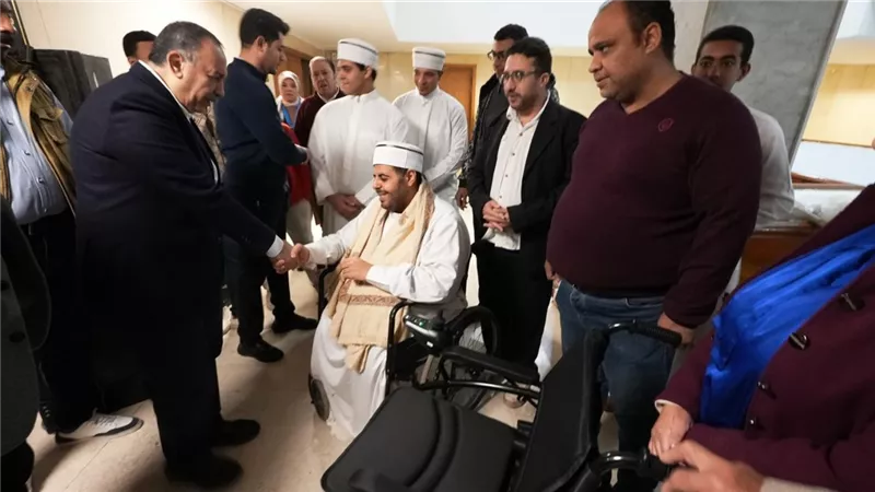 محافظ أسيوط يدعم واحد من ذوي الهمم بكرسي كهربائي متحرك 