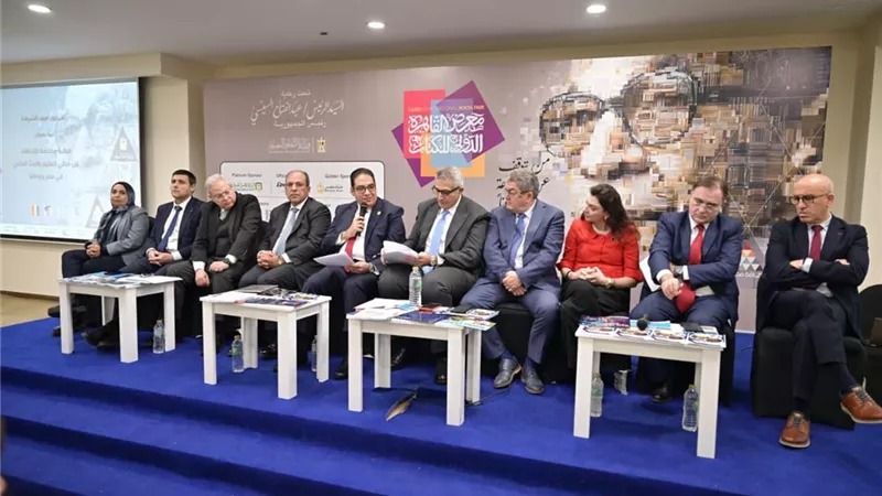 رئيس جامعة القاهرة يشارك في ندوة تحت عنوان آفاق جديدة بمعرض الكتاب 2026
