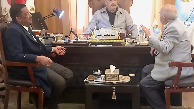 نائب الإسماعيلية يبحث أزمة انقطاع مياه الشرب بالتل الكبير والقصاصين مع رئيس مياه القناة