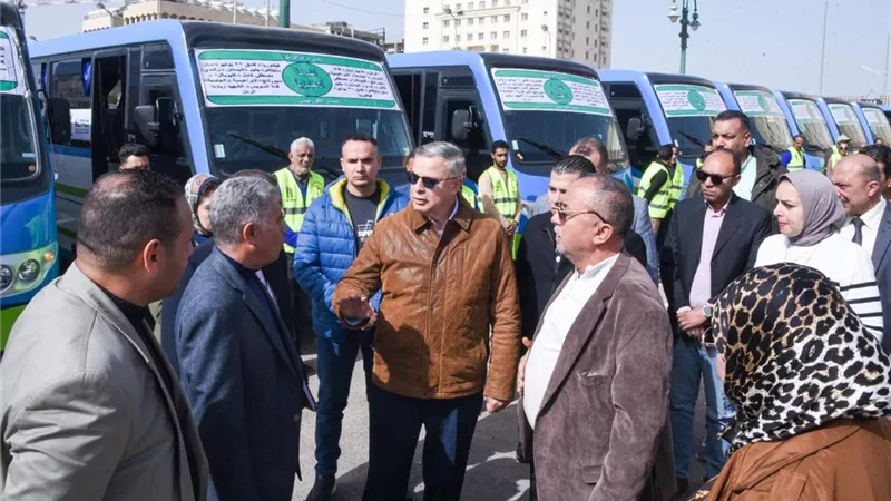 محافظ الإسكندرية يتفقد 153وسيلة نقل بديلة لترام الرمل بينها 15 أتوبيسًا