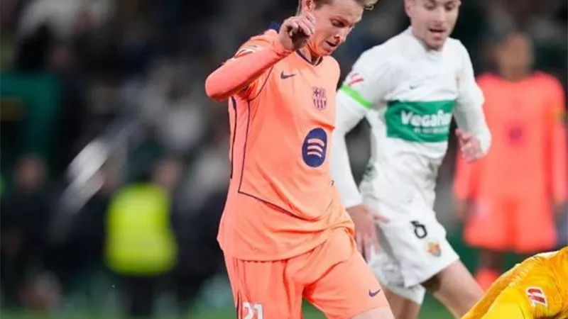 دي يونج يقر باعتراف هام بعد فوز برشلونة على إلتشي