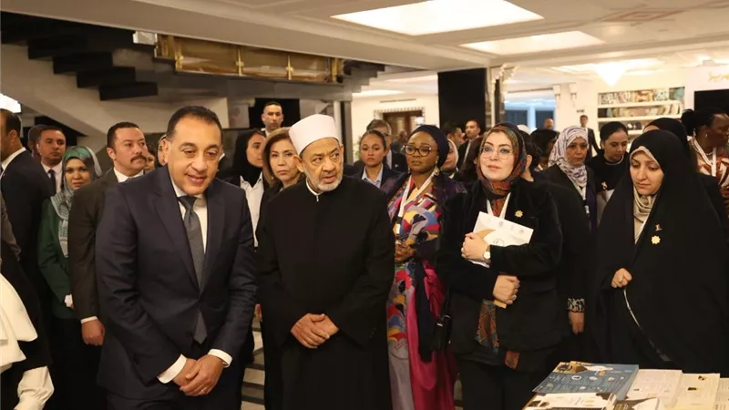 مدبولي وشيخ الأزهر يتفقدان معرض «المصرية» على هامش مؤتمر دعم حقوق المرأة
