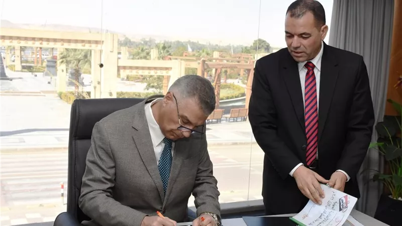 محافظ أسوان يعتمد نتيجة الفصل الدراسى الأول للشهادة الإعدادية.. تفاصيل
