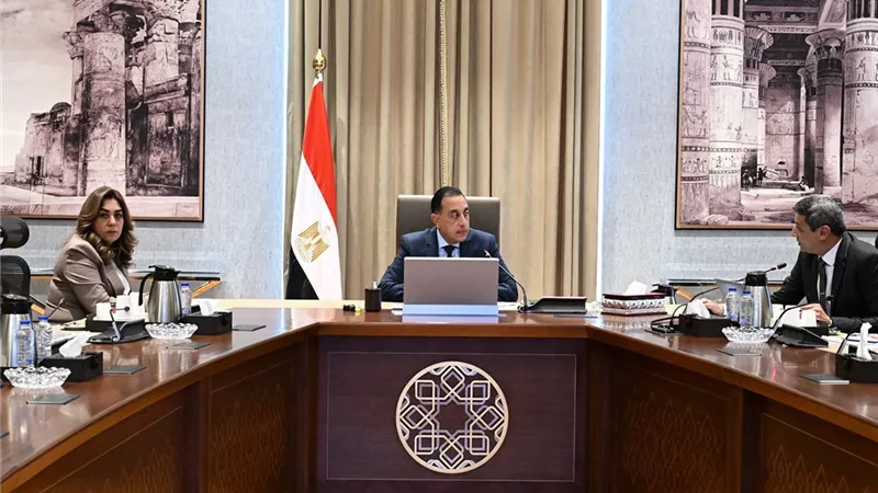 رئيس الوزراء يتابع موقف تنفيذ المشروعات التنموية والخدمية بمحافظة السويس