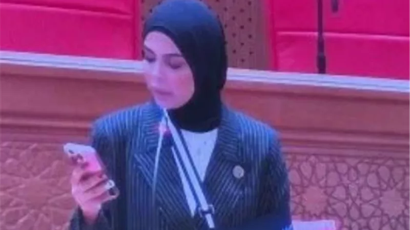 في أول ظهور لها بعد إصابتها..أصغر نائبة في النواب تشارك فى أولى الجلسات