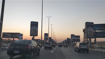 النشرة المرورية.. كثافة بحركة سير السيارات بمعظم شوارع القاهرة والجيزة