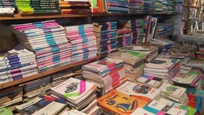 ضبط مالك مكتبة بحوزته كتب دراسية خارجية مخالفة لقانون الملكية الفكرية بالسويس