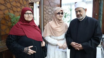شيخ الأزهر يحتفي بالطالبة الكفيفة مريم «حافظة كتاب الله» ويقرر تبنّي موهبتها