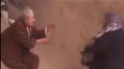 القبض على سيدة بعد انتشار فيديو يظهرها وهي تضرب والدتها المسنة