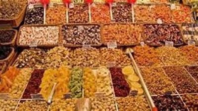 انتعاش أسواق البلح مع اقتراب رمضان.. أسعار تبدأ من 25 جنيهًا والإقبال مستمر