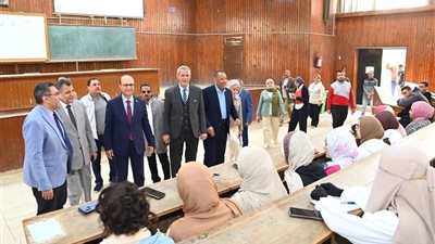 رئيس جامعة أسيوط يتابع انتظام العملية التعليمية مع بدء الفصل الدراسي الثاني