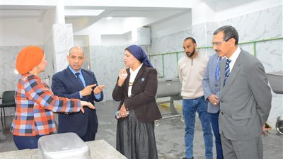 نائب رئيس جامعة أسيوط يتفقد وحدة تصنيع منتجات اللحوم المجمدة بمستشفى الطب البيطري