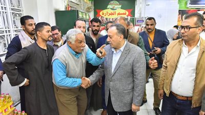 محافظ أسيوط يطلق معارض 
