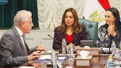 بحث إقامة مهرجان موسع للحرف التراثية بالمحافظات 