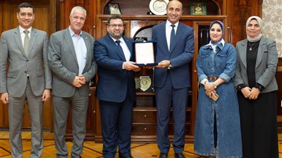 رئيس جامعة دمنهور يستقبل وفدًا أردنيًا لبحث الشراكات الأكاديمية والبحثية