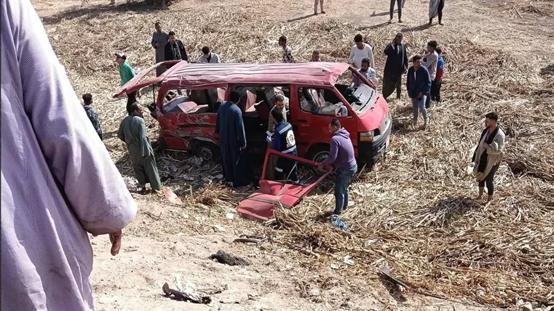 مصرع سيدة وإصابة 15 آخرين إثر انقلاب سيارة بأسيوط