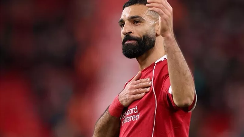 لاعب ليفربول يطالب بالتساوي مع محمد صلاح لتجديد عقده