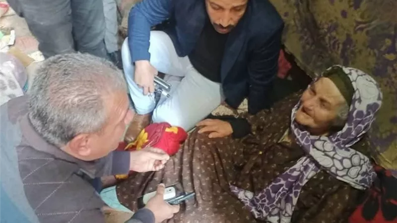  محافظ الشرقية يوجه بتوفير كافة أوجه الدعم والرعاية الصحية لسيدة مٌسنة بقرية بهنباي بالزقازيق