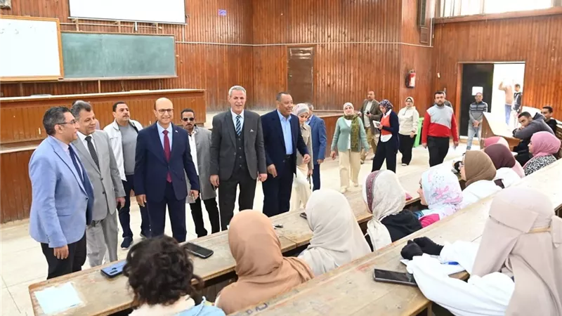 رئيس جامعة أسيوط يتابع انتظام العملية التعليمية مع بدء الفصل الدراسي الثاني