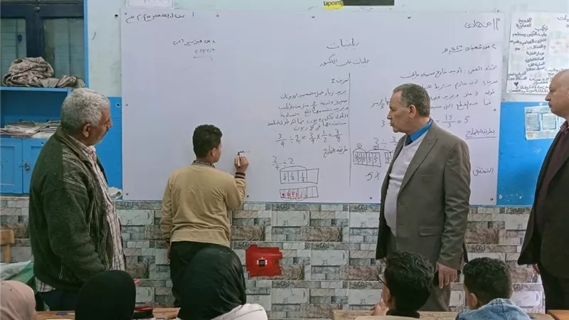 وكيل تعليم أسيوط يتفقد 8 مدارس بالبدارى ويشارك الطلاب طابور الصباح