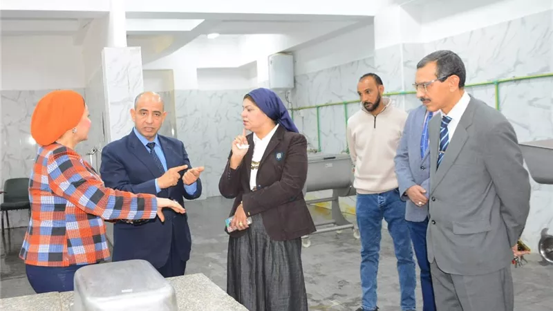 نائب رئيس جامعة أسيوط يتفقد وحدة تصنيع منتجات اللحوم المجمدة بمستشفى الطب البيطري