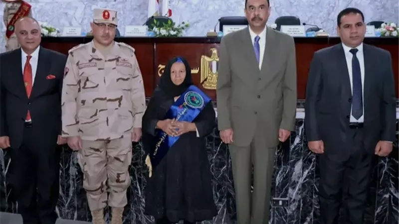 محافظ سوهاج يكرم أسر الشهداء ومصابي الحرب بيوم الشهيد والمحارب