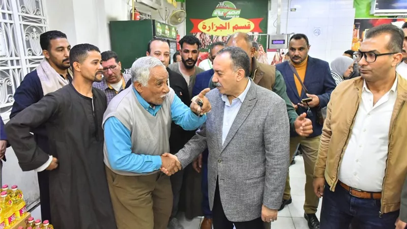 محافظ أسيوط يطلق معارض 