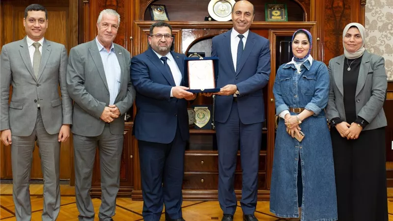 رئيس جامعة دمنهور يستقبل وفدًا أردنيًا لبحث الشراكات الأكاديمية والبحثية