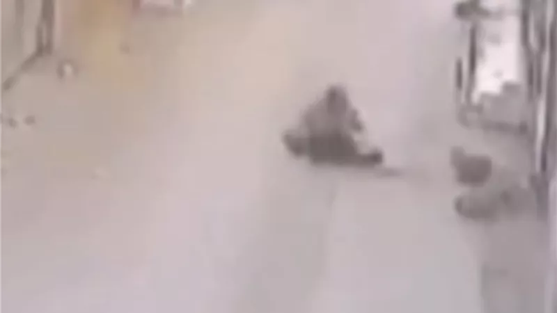 أمن الغربية يكثف جهوده لضبط سيدة ألقت أسطوانة بوتاجاز على أم وطفلتها 