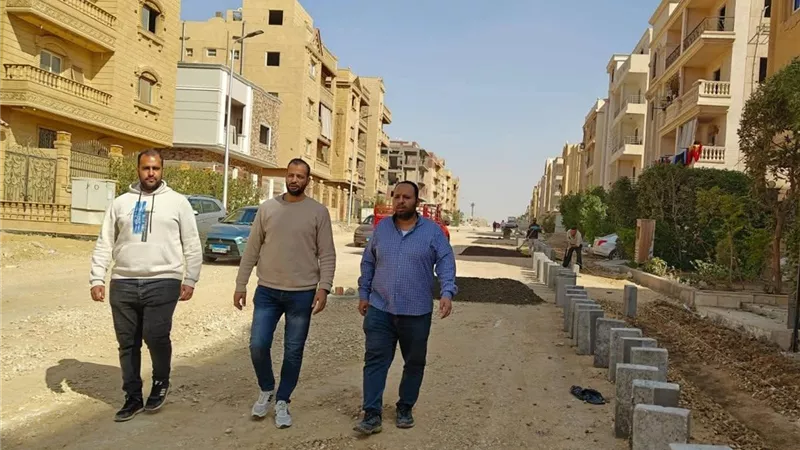 نائب رئيس جهاز 15 مايو يتابع ميدانيًا أعمال تطوير الطرق لخدمة المواطنين