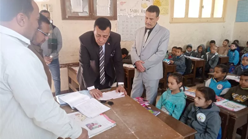 مدير تعليم سوهاج يتابع انتظام الدراسة بمدارس إدارة دار السلام التعليمية