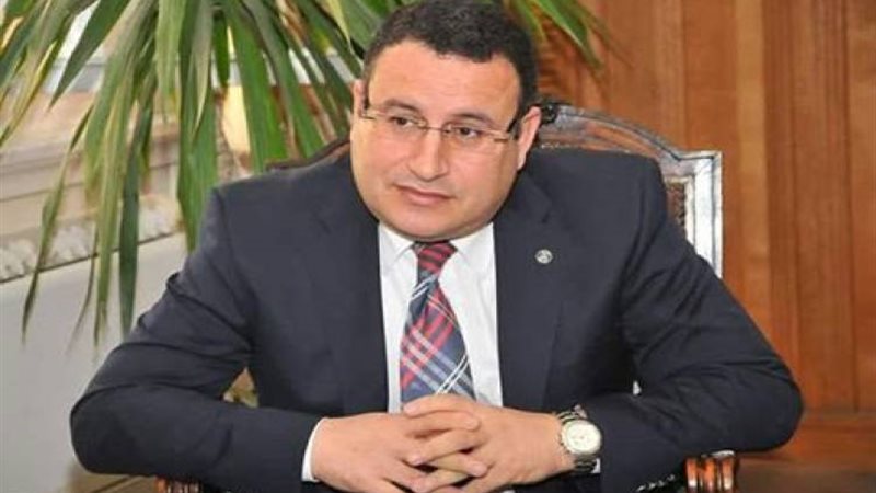 الدكتور عبدالعزيز