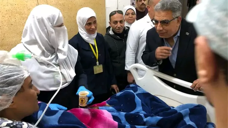 محافظ الدقهلية يطمئن على مصابى حادث السنبلاوين ويعزى أهالى المتوفيين