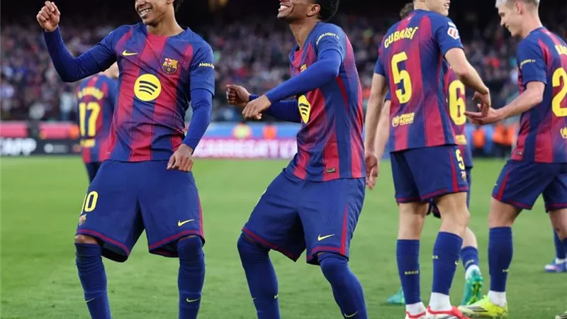 الدوري الإسباني.. تعرف على معلق مباراة برشلونة أمام فياريال 