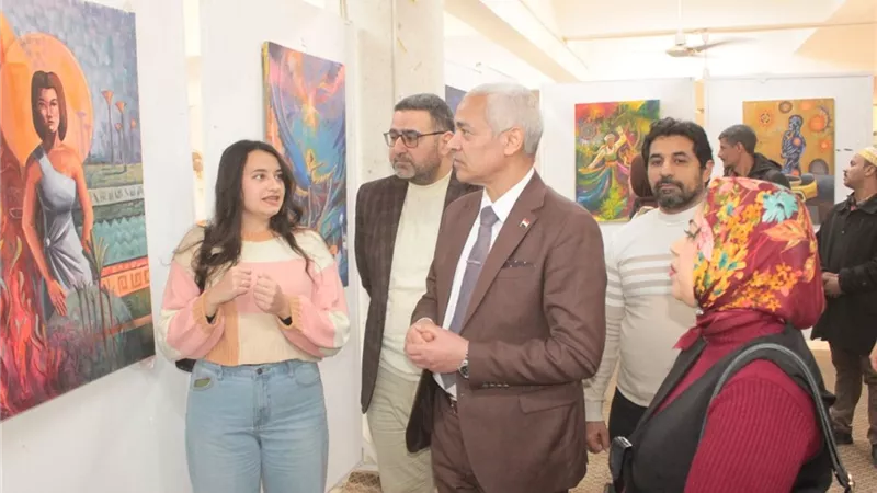 نائب رئيس جامعة أسيوط يفتتح معرض تجربة إبداعية لطلاب كلية الفنون الجميلة