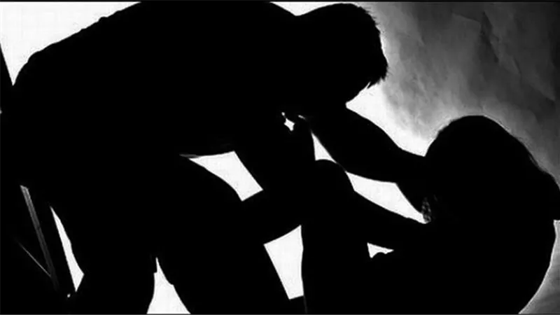 بعد أن راسلها مجهول بصور زوجها المخلة.. زوجة تطلب طلاق الضرر أمام محكمة الأسرة