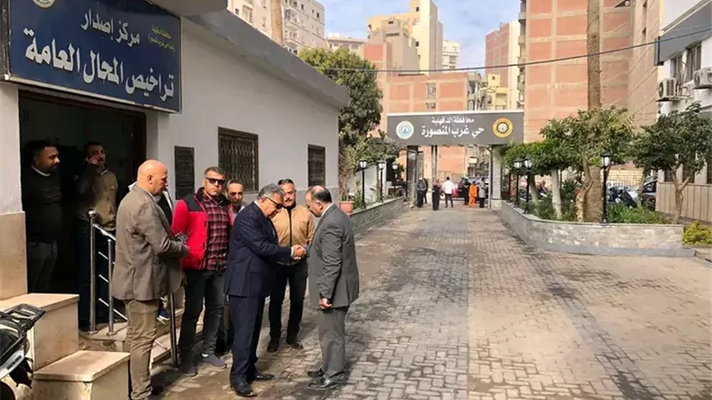 محافظ الدقهلية يجري جولة مفاجئة بحي غرب المنصورة لمتابعة مستوى الخدمات
