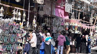 أشكال وألوان.. إقبال المواطنين على شوادر بيع فوانيس وزينة رمضان بأسيوط
