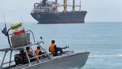 إيران تغلق أجزاء من مضيق هرمز أثناء تدريبات عسكرية