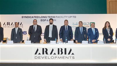 بقيادة 