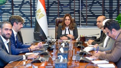 التنمية المحلية والبيئة تبحث تحويل المخلفات لوقود بديل لمصانع الأسمنت بالشراكة مع كلين كربون