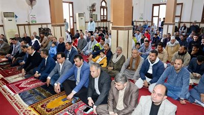 محافظ المنوفية يؤدى شعائر صلاة الجمعة بمسجد أبو علي بمركز ومدينة تلا