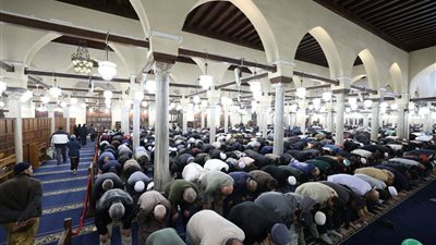 صحن الأزهر عامر بالمصلين.. الليلة الرابعة من رمضان في عبادة وخشوع