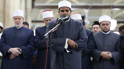 بتوجيهات الإمام الأكبر.. طالب أزهري نابغ يؤم المصلين في الليلة الرابعة من رمضان
