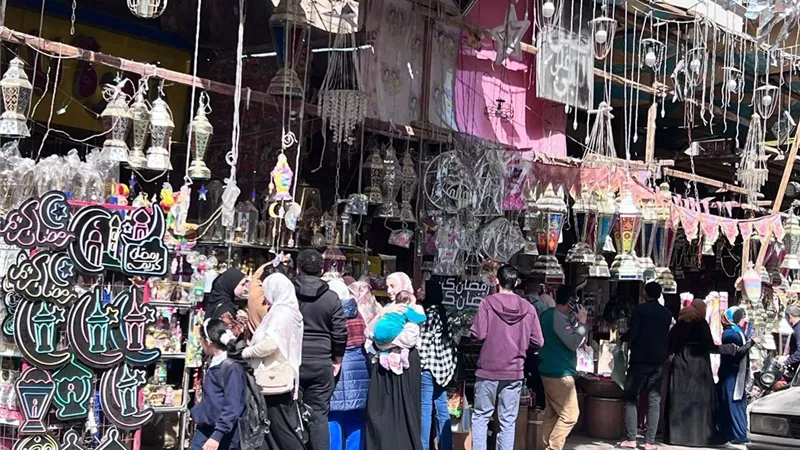 أشكال وألوان.. إقبال المواطنين على شوادر بيع فوانيس وزينة رمضان بأسيوط